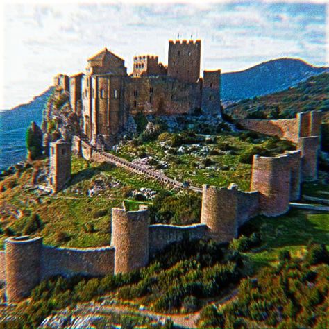 ASOIAF Castles Westerlands Aesthetic, The Westerlands Aesthetic, Asoiaf Castles, Asoiaf Houses, The Riverlands Asoiaf, Game Of Thrones Dragonstone Castle, House Strong Asoiaf, Lannister Aesthetic, Casterly Rock