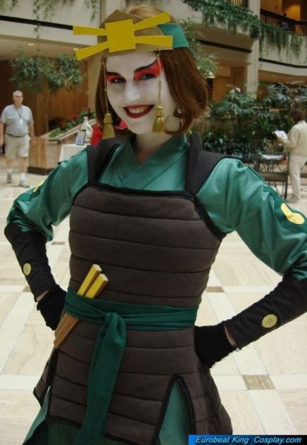 "Cosplay of a Kioshi warrior, Photographer: Eurobeat King" (Love this pic!) Kiyoshi Warrior Cosplay, Kioshi Warrior Outfit, Kyoshi Warrior Costume, Kiyoshi Warrior, Kyoshi Warrior Cosplay, Kioshi Warrior, Kyoshi Cosplay, Suki Cosplay, Azula Cosplay