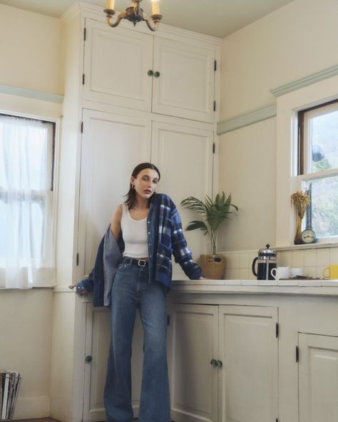 emma chamberlain for levi's Emma Chainberlin Outfits, Emma Chamberlain Jeans, Emma Chamberlain Street Style, Emma Chamberlain Fashion, Emma Chamberlain Style, Emma Chamberlain Outfit, Emma Chamberlain Outfits, Wardrobe Revamp, Tomboy Femme