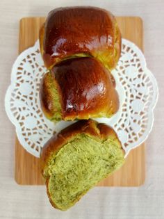 The Bake-a-nista: Matcha Hokkaido Milk Bread Matcha Milk Bread, Matcha Bread, Matcha Baking, Green Tea Dessert, Hokkaido Milk Bread, Matcha Pudding, Matcha Green Tea Recipes, Sweet Matcha, Men With Beards