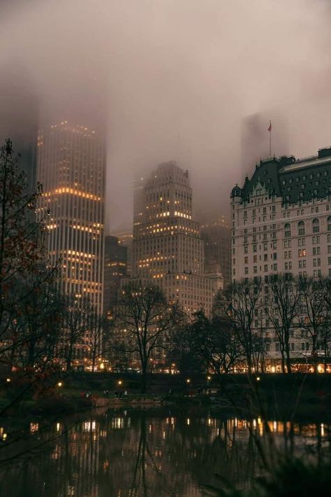 Chicago Fall Aesthetic, Rainy Day Nyc, Rainy Chicago, Chicago Aesthetic, Christmas Presents For Her, Rainy City, Autumn In New York, Nyc Aesthetic, Best Christmas Presents