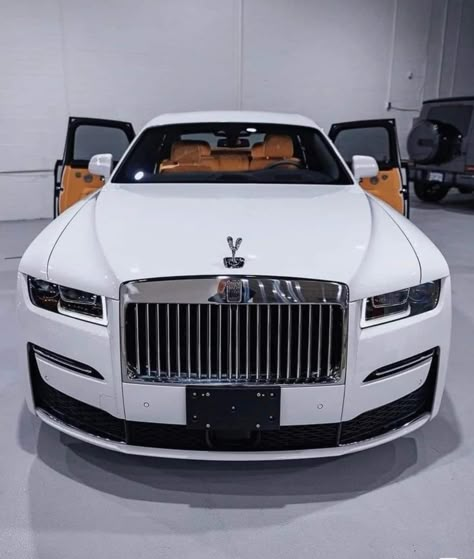 Car Aesthetic Couple, Couple Cars, Car Mods Interior, White Rolls Royce, White Rolls, Car Organizing, Cars 2023, Cars Painting, Cake Car