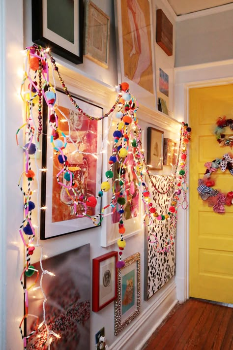 Colorful Witchy Decor, Colorful Christmas Decor Ideas, Straw Garland, Christmas Garland Diy, Bright Playroom, Colorful Christmas Decor, Aunt Peaches, Boho Garland, Xmas Garland