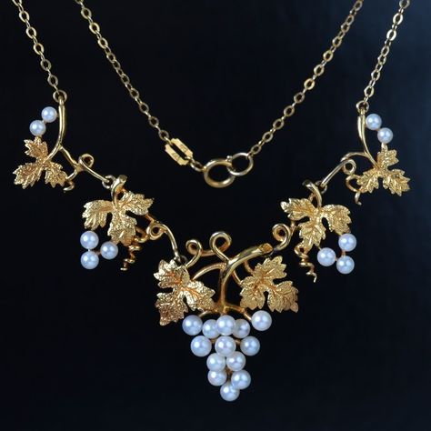 Leaves Necklace, Jewellery Design Sketches, Vintage Jewlery, Pearl Drop Necklace, Family Jewels, Gold Bangles Design, Art Nouveau Jewelry, Ancient Jewelry, Bangle Designs