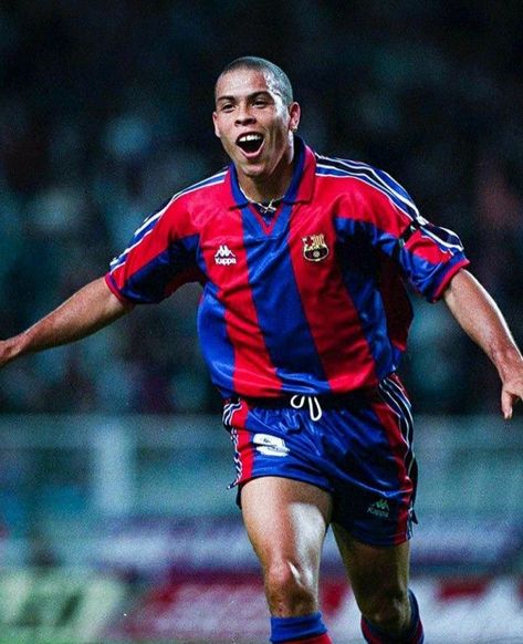 Ronaldo Barcelona, Old Football Players, Brazilian Soccer Players, Ronaldo 9, Neymar Jr Wallpapers, Football Photography, Real Madrid Football, Best Football Players, Football Images