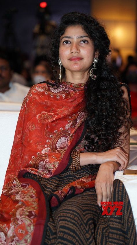 Sai Pallavi 4k Hd Images, Sai Pallavi Photos, Sai Pallavi Hd Images, Black Lover, Sai Pallavi, Beauty Smile, Celeb Crush, Long Dress Design, Dance Like This