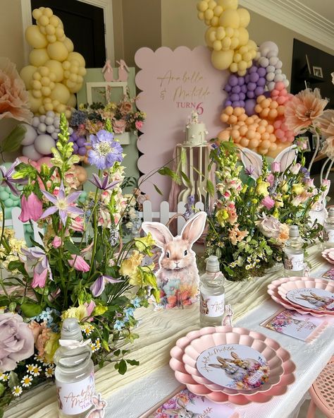 A bunny party 🐰 Bunnies! This was the sweetest theme to work with! Super pretty celebration for Arabella and Matilda’s 5th birthday 🎁 A dreamy tea party filled with bunnies and flowers 🌷 Happy birthday girls 💕 Event planning and styling @mylittleteaparty Backdrops and balloons @theglitzyballooncompany Artwork @shinyhappyparty Bags @makeitfridayuk Large faux flowers @ketiestory #mylittleteaparty #eventplanner #bunnyparty #rabbitparty #bunniesandflowers #5thbirthdayideas #kidspartyplann... Tea Party Easter, Vintage Bunny Birthday Party, April Birthday Party Themes, Spring Birthday Theme, Bunny Birthday Decor, Bunny Party Theme, Easter Birthday Party Ideas, Bunny Baby Shower Ideas, Easter Themed Party