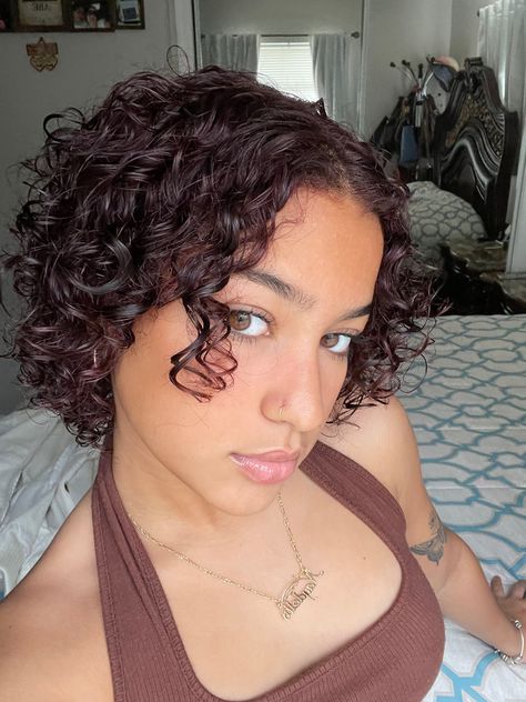 Cute Short Curly Hairstyles, Short Natural Curly Hair, Dyed Curly Hair, Plum Hair, Wine Red Hair, Natural Hair Cuts, Curly Hair Drawing, Curly Hair Tutorial, Short Curly Haircuts