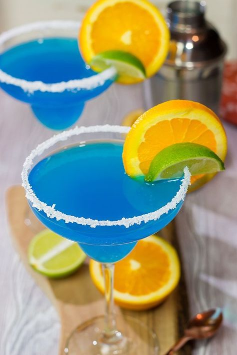 Blue Margarita | Put a colofrul spin on a classic cocktail...cheers! Classic Pound Cake Recipe, Daiquiri Bar, Crackers And Cheese, Sweet Potato Pie Southern, Easter Cocktails, Blue Margarita, Orange Wheels, Best Food Photography, Scrumptious Food