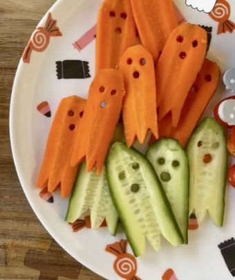 Veggie Plate, Easy Halloween Snacks, Halloween Buffet, Halloween Lunch, Halloween Food Appetizers, Decorações Com Comidas, Thanksgiving Menu Ideas, Halloween Party Snacks, Fun Halloween Food