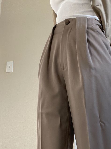 Trendy Brown Trousers, Spring Brown Trousers, Brown Trousers Outfit Korean, Baggy Brown Trousers, Dark Brown Trousers, Brown Trousers Outfit, Tailored Pants Outfit, Chic Office Wear, Androgynous Outfits