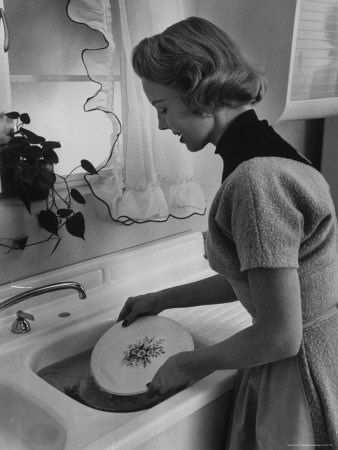 972118~Attractive-Housewife-in-Modern-Kitchen-Washing-Dishes-Posters by housewives, via Flickr Easy House Cleaning, 50s Housewife, 1950s Housewife, Vintage Housewife, Clean House Schedule, Happy Housewife, Retro Housewife, Decor Ikea, Casa Vintage