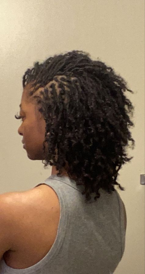 Thick Micro Locs, Small Locs With Curly Ends, Large Microlocs, Colored Microlocs, Short Microlocs Styles, Microlocs Hairstyles, Microloc Styles, Micro Locks, Black Hair With Brown Highlights