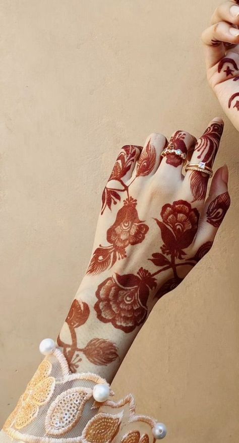 Khafif Mehndi Design, Tattoo Designs Hand, Mehndi Designs Fingers, Cute Henna, Tato Henna, Henna Inspo, Henna Tattoo Designs Hand, Modern Henna, Pretty Henna