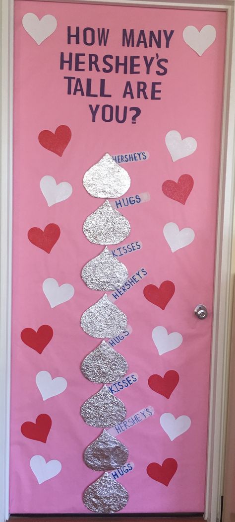 Valentines Classroom Decorations, Valentines Classroom Door, February Preschool, Hershey Hugs, Valentines Classroom, Classroom Doors, Preschool Bulletin, Teacher Activities, Preschool Bulletin Boards