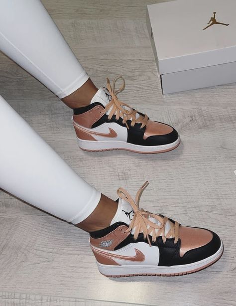 Nike Shoes Women Fashion, Pretty Sneakers, Fly Shoes, Nike Fashion Shoes, All Nike Shoes, Sneaker Lovers, Cute Nike Shoes, Cute Sneakers, Hype Shoes