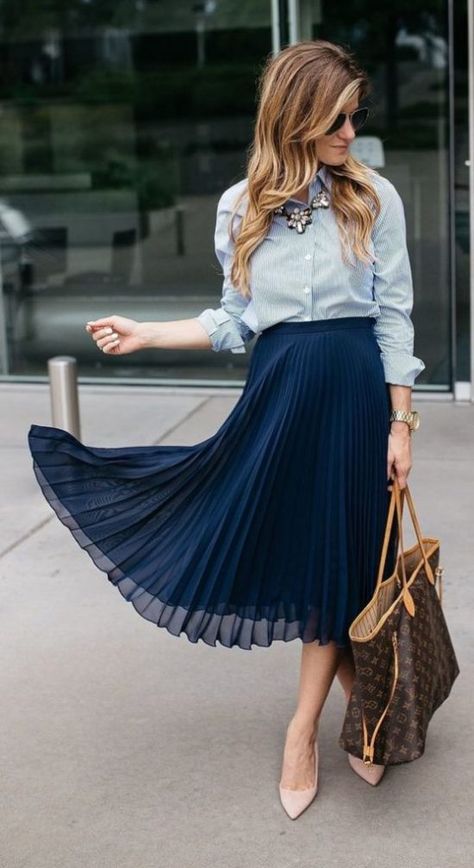 10 Fall Outfits Perfect For A Business Casual Look - Society19 Pleated Skirt Outfit Ideas, Midi Outfit, Spring Business Casual Outfits, Work Outfits Frauen, Simple Work Outfits, Spring Skirt Outfits, Pleated Skirt Outfit, Work Skirt, Business Skirt