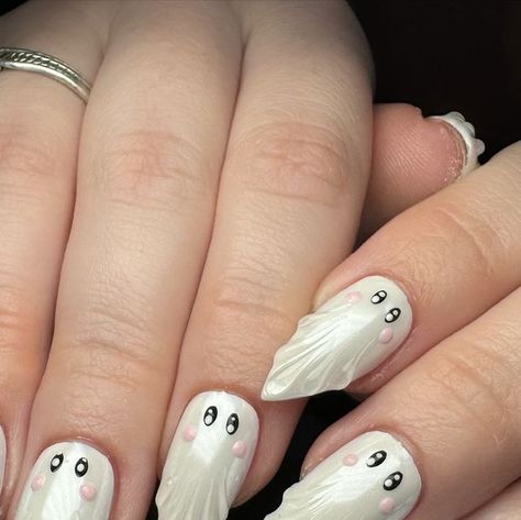 𝐉𝐚𝐬𝐦𝐢𝐧𝐞 on Instagram: "GHOSTIES 👻🥹🤍 recreated this design from @nailartbyjen 💥 
.
.
.
.
#halloweennails Halloween nails nail art #trendingnailart cute Halloween nails #cutehalloween #ghostnails ghost nails ghost nail art @glossgenius #glossgenius #hallowgenius 🎃" Ghost With Bow Nails, Cute Ghost Nail Art, Ghost Nail Art, Nails Ghost, Ghost Nail, Halloween Nail Design, Ghost Nails, Cute Halloween Nails, Halloween Nail Designs