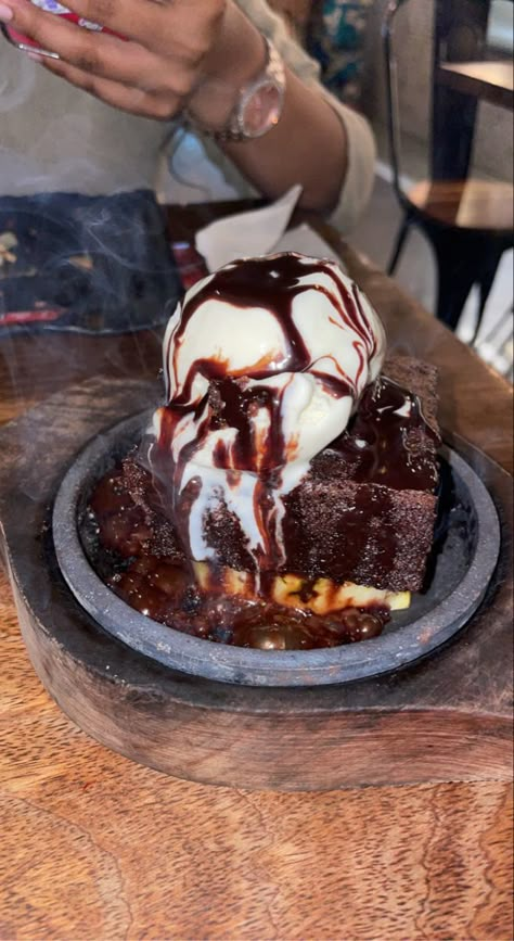 Fake Dessert Snaps, Dessert Snapchat, Sizzling Brownie With Ice Cream, Brownie Aesthetic, Sizzling Brownie, Cake Snap, Chocolate Lovers Quotes, Trekking Photography, Hot Chocolate Brownies