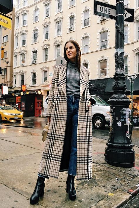 Photo via: @galagonzalez One of the most popular outwear picks this season is the long checked coat and we're taking notes on how to wear one with this extremely cool outfit inspiration from Gala Gonz Checkered Coat, Gala Gonzalez, Checked Coat, Blogger Outfits, Coat Outfit, Paris Outfits, Autumn Outfits, Coat Outfits, Moda Vintage