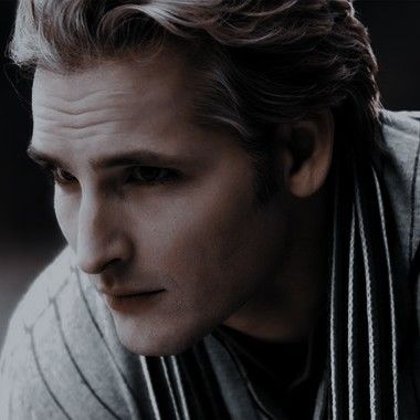 Doctor Boyfriend, Carlisle Cullen Aesthetic, Carlisle Cullen Funny, Vampire Doctor, Carsile Cullen Twilight, Cullen Aesthetic, Twilight Carlisle And Esme, Dr Cullen, Carlisle Cullen