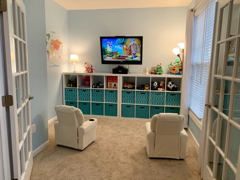 Unisex playroom lots of storage Downstairs Play Area, Square Playroom Layout, Unisex Playroom Decor, Playroom Wall Shelving, Unisex Playroom Ideas, Playroom Layout Ideas Floor Plans, Game Room Ideas For Kids, Unisex Playroom, Conservatory Playroom