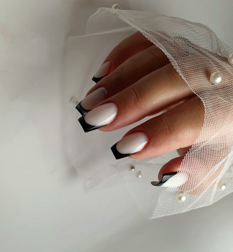 Black French Tip Nails White Base, White Nail With Black French Tip, Milky Black French Nails, White Black French Tip Nails, White With Black French Tip Nails, Milky Nails Black French, French Tips Black And White, Milky White Black French Nails, White Nails Black French Tip