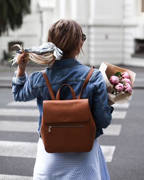 See Want Shop Blogger Lisa Hamilton | Brown leather Backpack - Colette | Leather Backpack Outfit, Chic Backpack, Backpack Outfit, Denim Backpack, Brown Backpacks, Red Backpack, Brown Leather Backpack, Women Leather Backpack, Picture Outfits