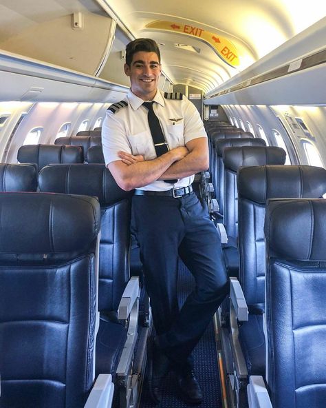 Airport Pose, Male Cabin Crew, Hot Pilot, Sandra Bullock Oscar, Pilot Uniform Men, Cycling Attire, In Airplane, Pilot Uniform, Uniform Men