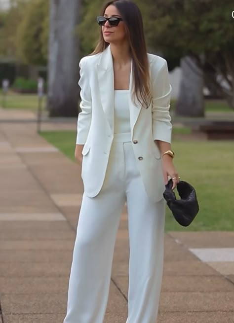 Formal Blazer Looks For Women, White Blazer Formal Outfit Women, White Formal Suits For Women, White Formal Outfits For Women, White Formal Outfit Women, White Office Outfits Women, Women Suit Outfits Business Formal, Blazer Blanco Outfit Formal, Suit For Graduation For Women