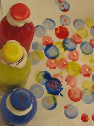 Make your own dot dabbers using water bottles. Do A Dot, Teaching Preschool, Preschool Fun, Preschool Art, Art Classroom, Elementary Art, Teaching Art, Art Activities, School Crafts