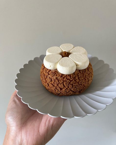 Christine | banana salted caramel sesame choux oat craquelin / banana creme diplomat / salted caramel / dulcey sesame feuilletine / vanilla chantilly… | Instagram Choux Craquelin, Choux Pastry, Baking Cake, Food Decoration, Something Sweet, Macaroons, Om Nom, Salted Caramel, Custard