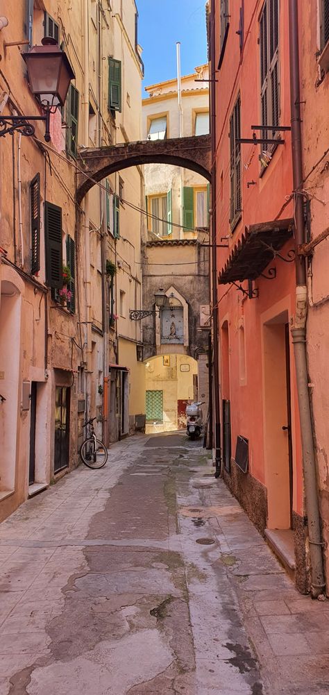 Little street in Italy - aesthetic / trip / travel / road trip / summer Italy Streets Aesthetic, Italian Street Aesthetic, Italian City Street, Europe Road Trip Aesthetic, Italy City Aesthetic, Streets In Italy, Piper Aesthetic, Road Trip Summer, Aesthetic Trip