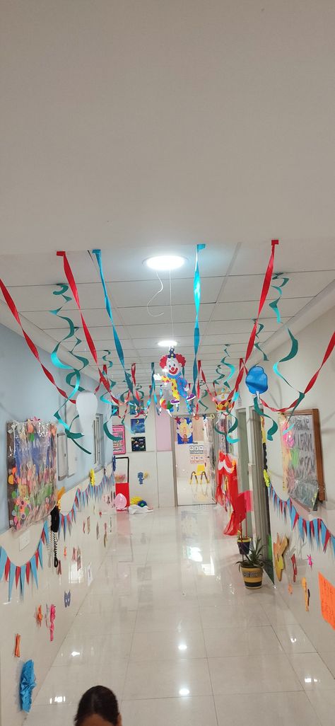 School Coridoor Decorations, Corridor Decorations For School, School Corridor Decoration Ideas, Farewell Ideas, Corridor Decoration, Roof Decoration, Reading Month, School Hallways, Hanging Ideas