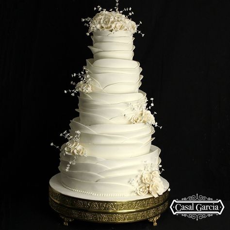 Nettle Cake, Ruffled Wedding Cake, Wedding Cake Pearls, Big Wedding Cakes, Dream Wedding Cake, Classic Wedding Cake, Dream Wedding Decorations, Ruffle Cake, Wedding Cake Rustic