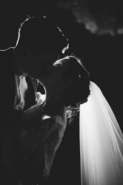 Romantic Night Wedding, Night Wedding Photos, Night Time Wedding, Outdoor Wedding Photography, Wedding Picture Poses, Romantic Wedding Photos, Wedding Photography Styles, Wedding Photography Tips, Wedding Photos Poses