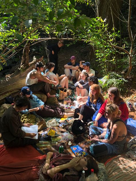 Friends picnicing in the forest Friends Outside Aesthetic, Group Picnic Aesthetic, Forest Picnic Aesthetic, Picnic In Forest, Picnic With Friends Aesthetic, Granola Family, Nomad Aesthetic, Meals For The Family, Forest Summer