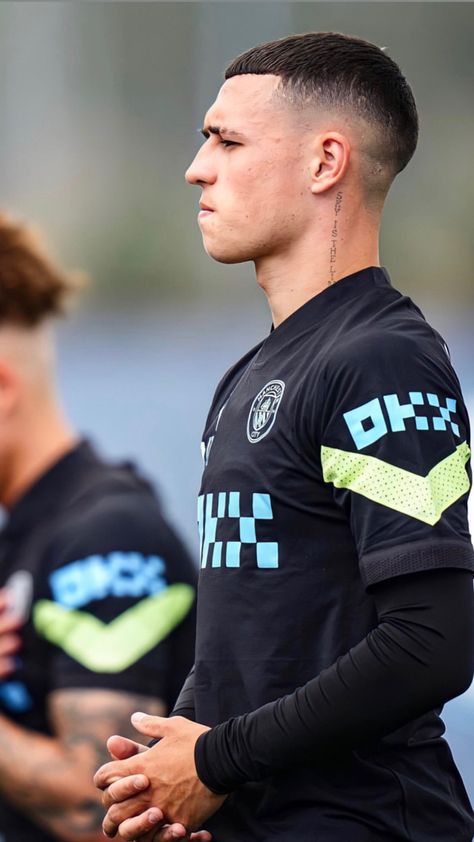 Footballers Haircut, Phil Foden Haircut, Foden Wallpaper, Soccer Players Haircuts, Men Fade Haircut Short, Cool Hair Designs, Bad Video, Phil Foden, Asian Men Hairstyle