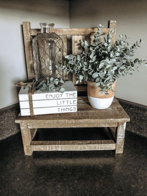 Farmhouse Tabletop Decor Ideas, Modern Farmhouse Corner Decor, Rustic Farmhouse Table Decor, Country Office Decor Farmhouse Style, Farmhouse Tabletop Decor, Modern Farmhouse Countertop Decor, Farmhouse Counter Decor, Everyday Farmhouse Decor, Kitchen Countertop Decor Farmhouse