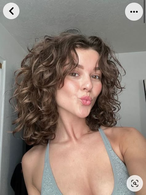 Wavy Hairstyles Brown Hair, Natural Curly Hair Cuts, Layered Curly Hair, Honey Brown Hair, Curly Hair Photos, Wavy Haircuts, Short Curly Haircuts, Haircuts For Wavy Hair, Haircuts For Curly Hair