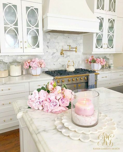 White Marble Kitchen Countertops, Gorgeous White Kitchen, White Marble Kitchen, Pretty Kitchen, Casa Vintage, Pink Home Decor, Kitchen Marble, Pink Kitchen, Marble Countertops