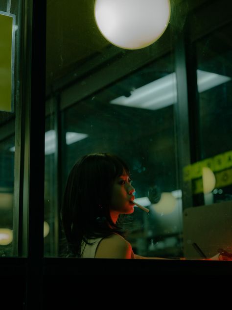 Korean Cinematic Photography, Green Movie Scenes, Wong Kar Wai Aesthetic Green, Retro Photography Ideas, Wong Kar Wai Aesthetic Photography, Color Grading Reference, Wong Kar Wai Stills, Wong Kar Wai Inspired Photoshoot, Diner Movie Scene