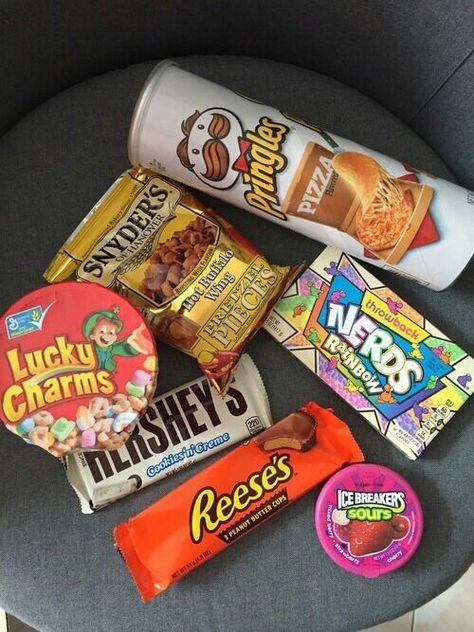 Imagen de candy, nerds, and pringles Food Snacks Aesthetic, Junk Food Snacks Aesthetic, Snacks Aesthetic, Vsco Photos, Sleepover Snacks, Trip Snacks, Snack Shack, 100 Calorie, Sleepover Food