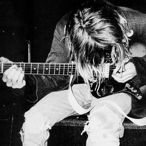 Kurt Cobain.  Such an awesome photograph! - Portrait - Music - Grunge - Rock - Nirvana - Black and White Photography Nirvana Concert Poster, Nirvana Concert, Nirvana Wallpaper, Curco Vein, Nirvana Poster, Donald Cobain, Krist Novoselić, Nirvana Kurt Cobain, Nirvana Kurt