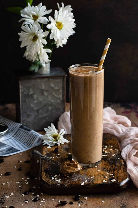 Subtle hints of vanilla and cinnamon blend together harmoniously in this Vanilla Cinnamon Coffee Smoothie perfect for breakfast or snack. Pistachio Smoothie, Coffee Smoothie Recipes, Carrot Cake Smoothie, Vanilla Smoothie, Spiced Pear, Coffee Smoothie, Cinnamon Coffee, Vanilla Coffee, Cinnamon Banana