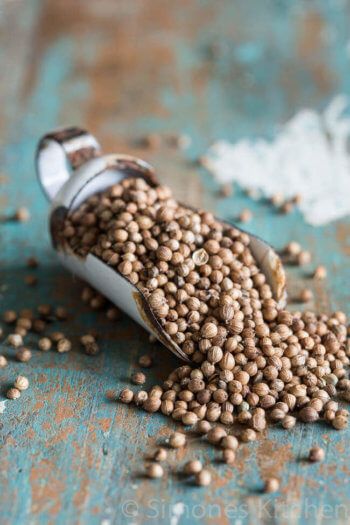 Coriander seeds Spices Photography, Bolo Fit, Edible Seeds, Healthy Liver, Food Photography Styling, Cooking Ingredients, Spices And Herbs, Spices And Seasonings, Coriander Seeds