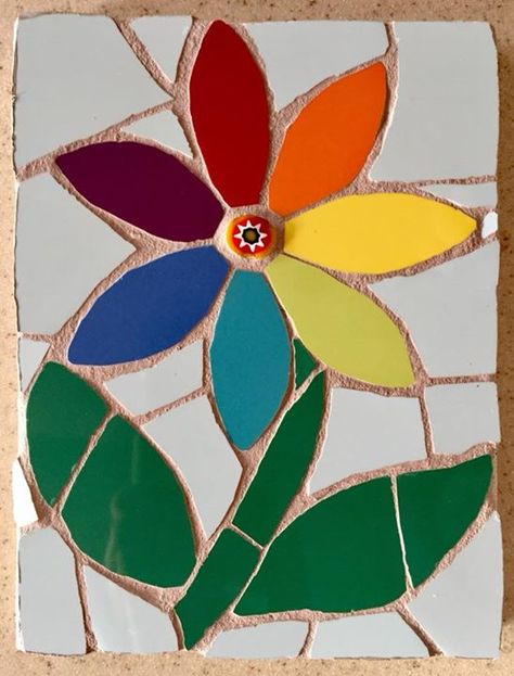 Mosaic rainbow flower Free Mosaic Patterns, Easy Mosaic, Mosaic Stepping Stones, Mosaic Pots, Floral Mosaic, Mosaic Garden Art, Mosaic Flowers, Mosaic Decor, Mosaic Artwork