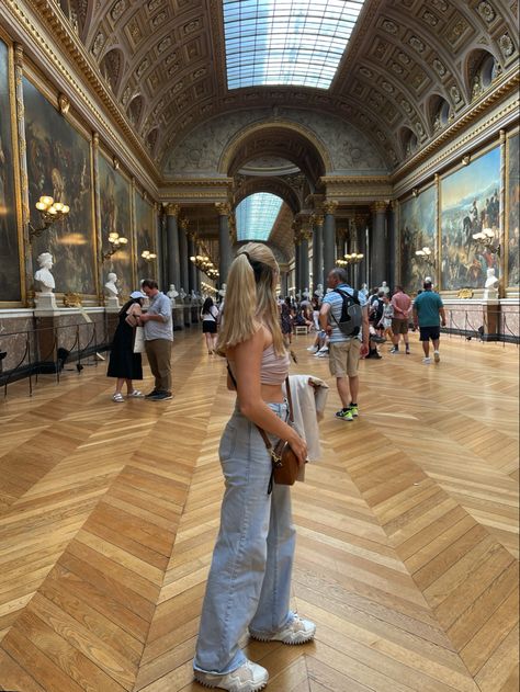 Versailles Palace Photo Ideas, Palace Of Versailles Picture Ideas, Versailles Photo Ideas, Palace Of Versailles Outfit, Eiffel Tower Poses, Europe Photo Ideas, Photos In Paris, Paris Pics, Travelling Places