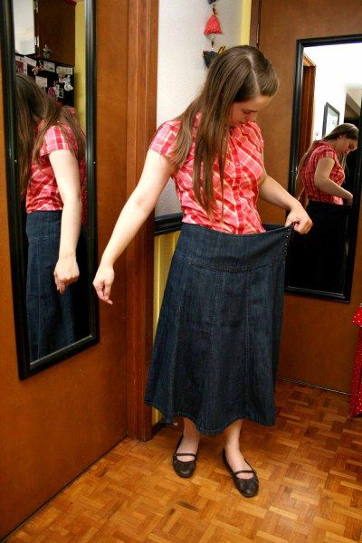 How to fix a skirt if it is to big! Very helpful very simple very easy to do. Darts Sewing, Skirt Too Big, Big Skirt, Diy Skirts, Large Skirt, Big Skirts, Sewing Alterations, Simple Skirt, Diy Skirt