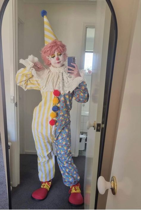 Clowncore Fashion Men, Clown Clothes Reference, Clown Aesthetic Outfit Male, Jester Core Aesthetic, Clowncore Boy, Male Clown Outfit, Masc Clowncore, Circuscore Fashion, Clownpunk Fashion